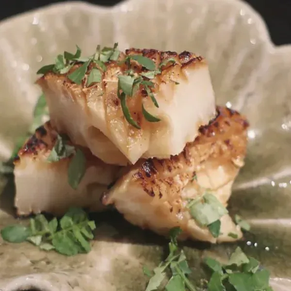 祇園 まんまの木の芽を添えた焼き物